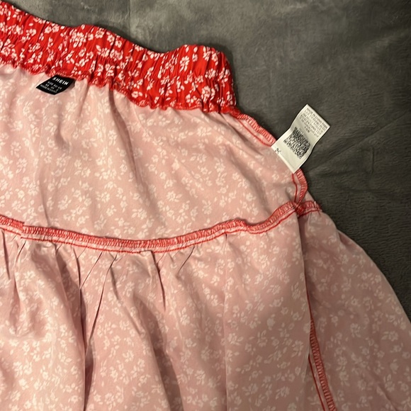 Red and white floral skirt - Picture 3 of 3